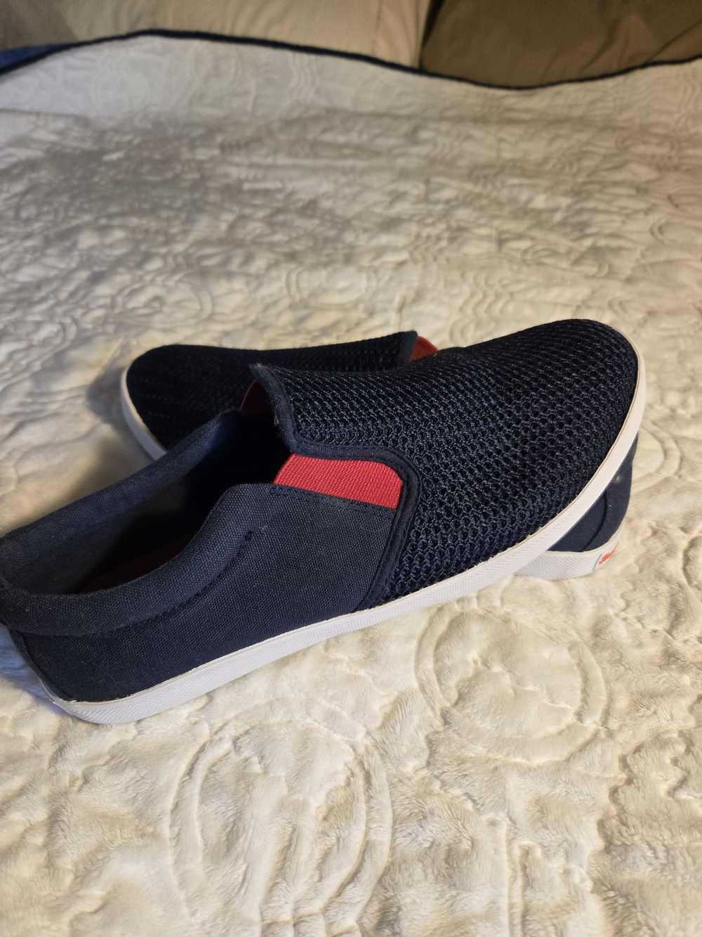 Tommy Bahama Mens Size 8 Navy Slip-On Mesh Sneakers with Red Accent